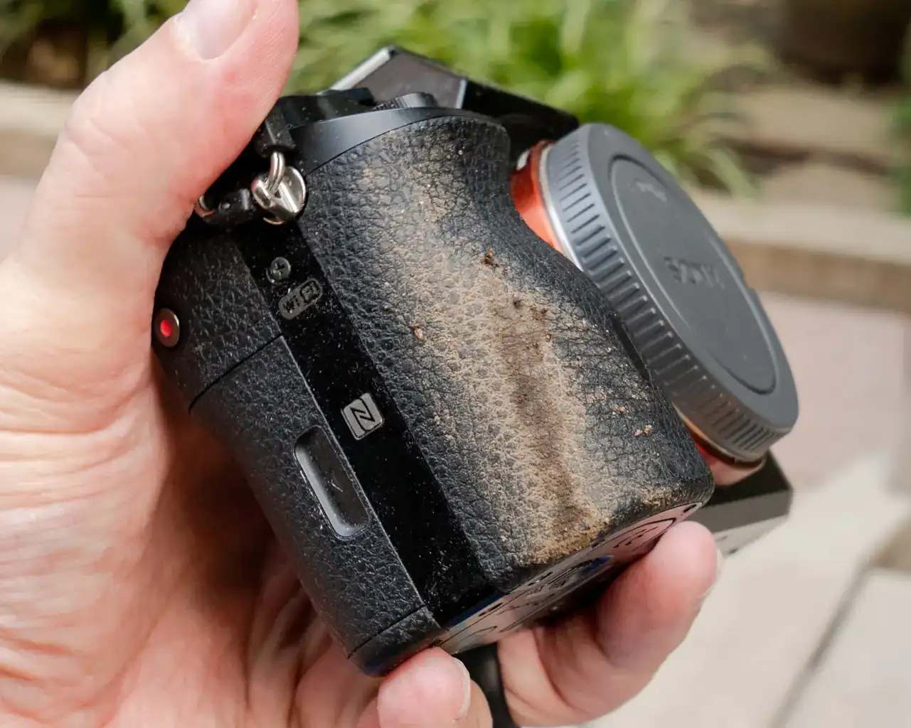 🧼 How to Properly Clean Your Camera and Lens After a Photo Session